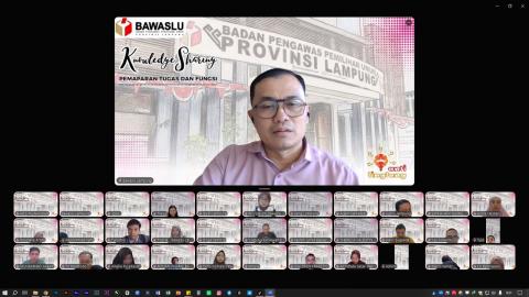 Plt. Kepala Sekretariat Bawaslu Provinsi Lampung Achmad Sutiono saat memberikan arahan dalam kegiatan Knowledge Sharing yang diselenggarakan Bawaslu Provinsi Lampung secara daring melalui Zoom Meeting, Jumat (30/10/2026).