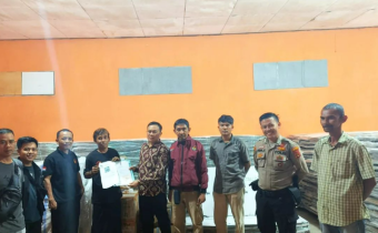 Anggota Bawaslu Kota Metro saat melakukan pengawasan logistik