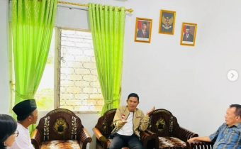 Gistiawan saat berdiskusi dengan Bawaslu Kota Metro