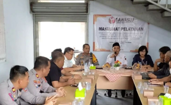 Anggota Bawaslu Kota Metro saat memberikan sambutan atas kunjungan Kapolres Metro