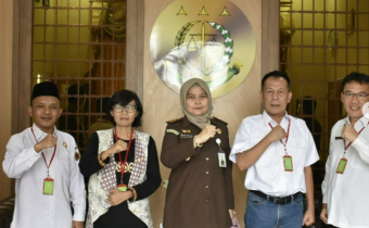 Foto bersama Bawaslu Kota Metro dengan Kejari Metro