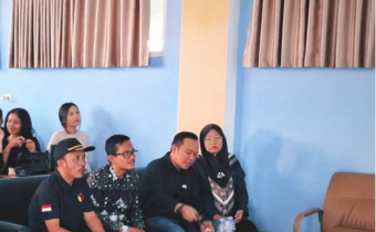 Anggota Bawaslu Kota Metro, Hendro Edi Saputro saat Nobar