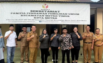 Kabag Pengawasan Bawaslu Provinsi Lampung saat foto bersama jajaran Pengawas Pemilu Kota Metro