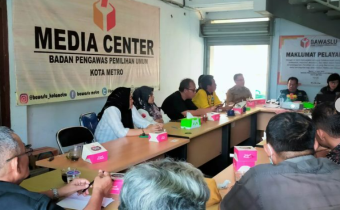 Ketua dan Anggota Bawaslu Kota Metro saat sampaikan membuka giat rapat 