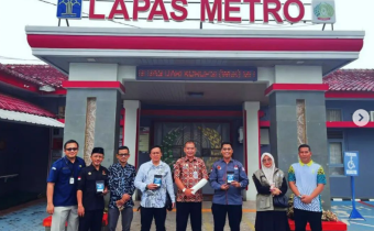 Anggota Bawaslu Kota Metro Hendro Edi Saputro foto bersama dengan Ketua KPU beserta Kepala Lapas di Lapas Metro