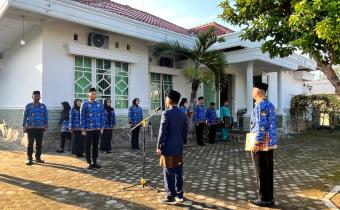 Badan Pengawas Pemilihan Umum (Bawaslu) Kota Metro menggelar upacara peringatan Hari Ulang Tahun (HUT) ke-80 Kemerdekaan Republik Indonesia di halaman Sekretariat Bawaslu Kota Metro, Minggu (17/08).