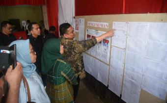 memantau salah satu TPS di di Kecamatan Pontap