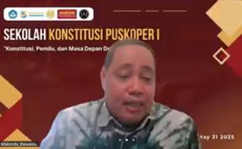 memberikan materi dalam Webinar 