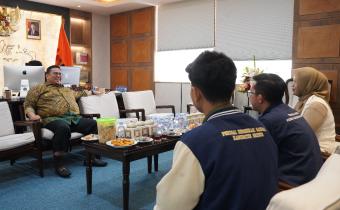 menerima kunjungan