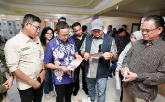 mengawasi logistik