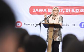 menyampaikan arahannya