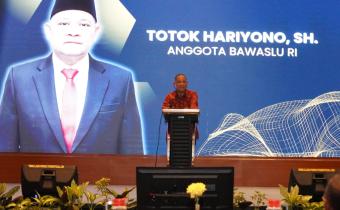 Anggota Bawaslu Totok Hariyono saat membuka Penguatan Kelembagaan Pengawas Pemilu Kabupaten Gresik