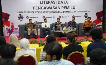 Anggota Bawaslu Puadi (tengah) dalam bedah buku yang digelar di Auditorium Fakultas Hukum Universitas Gadjah Mada (UGM