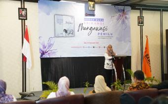 Anggota Bawaslu Lolly Suhenty saat membuka acara Bedah Buku Srikandi Mengawasi di Bali,