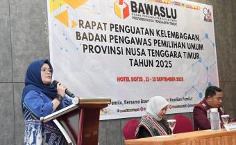 Anggota Bawaslu Lolly Suhenty saat membuka Rapat Penguatan Kelembagaan Bawaslu Provinsi Nusa Tenggara Timur, di Kupang