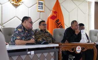 Ketua Bawaslu Rahmat Bagja bersama Anggota Bawaslu Totok Hariyono dan Herwyn JH Malonda saat menghadiri sidang sengketa hasil pemungutan suara ulang secara daring di Kantor Bawaslu