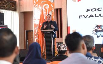 Anggota Bawaslu Herwyn JH Malonda dalam Focus Group Discussion (FGD) bertajuk Evaluasi Tata Kelola Organisasi Pengawas Pemilu di Auditorium Universitas Balikpapan (Uniba)