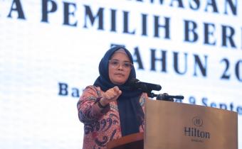 Anggota Bawaslu Lolly Suhenty pada Rapat Koordinasi Evaluasi Pengawasan Pemutakhiran Data Pemilih Berkelanjutan Tahun 2025 di Kota Bandung