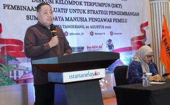 Anggota Bawaslu Herwyn JH Malonda saat membuka Diskusi Kelompok Terpumpun Pembinaan Evaluatif Untuk Strategi Pengembangan Sumber Daya Manusia Pengawas Pemilu