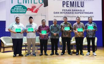 Sejumlah toko nasional dalam bedah buku 'Dinamika Pengawasan Pemilu: Peran Bawaslu dan Interaksi kepentingan' di Jakarta