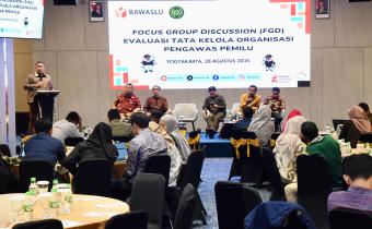 Anggota Bawaslu Herwyn JH Malonda saat membuka Focus Group Discussion (FGD) Evaluasi Tata Kelola Organisasi Pengawas Pemilu di Yogyakarta