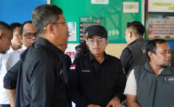Anggota Bawaslu Puadi saat mengawasi Pilkada Ulang di salah satu TPS Khusus 901 di Lapas Narkotika Kelas II A Pangkalpinang 