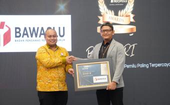 menerima penghargaan
