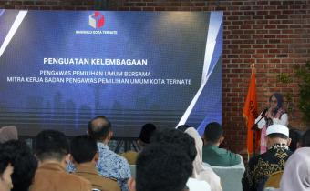 Anggota Bawaslu Lolly Suhenty saat membuka kegiatan Penguatan Kelembagaan Pengawas Pemilihan Umum Bersama Mitra Kerja Bawaslu di Kota Ternate, Provinsi Maluku Utara