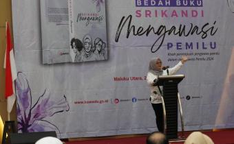 Anggota Bawaslu Lolly Suhenty saat membuka kegiatan Bedah Buku Srikandi Mengawasi Pemilu, di Kota Ternate
