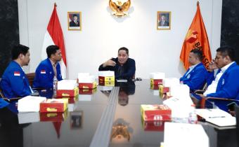 Foto saat sedang rapat