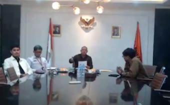 berada diruang rapat
