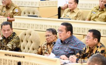 Ketua Bawaslu Rahmat Bagja didampingi Anggota Bawaslu Puadi dalam rapat dengar pendapat bersama Komisi II DPR RI, Pemerintah, KPU, dan DKPP di Gedung DPR/MPR