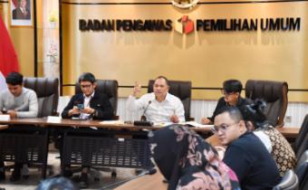 Anggota Bawaslu Totok Hariyono dalam Rapat Pembahasan Pelaksanaan Pemungutan Suara Ulang di Jakarta