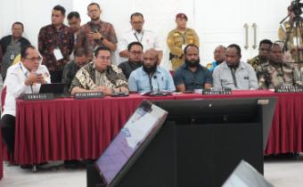 Bawaslu memberikan keterangan saat Rapat Pleno Terbuka Rekapitulasi Ulang Perolehan Suara dan Penetapan Hasil Pemilihan Bupati dan Wakil Bupati Puncak Jaya tahun 2024 Tindak Lanjut Putusan MK di Gedung KPU