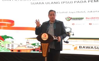 Anggota Bawaslu Herwyn JH Malonda saat membuka Rapat Perencanaan Program dan Anggaran Bawaslu Provinsi dan Bawaslu Kabupaten/Kota Pasca Instruksi Presiden Nomor 1 Tahun 2025 dan Putusan MK Tentang Pengawasan Pemungutan Suara Ulang (PSU) Pada Pemilihan tahun 2024 di Jakarta