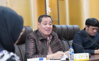 foto bersama diruang rapat