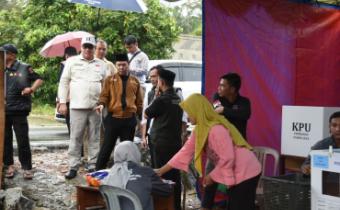 Anggota Bawaslu Herwyn JH Malonda saat memantau TPS di Kecamatan Jebus, Kabupaten Bangka Barat, Kepulauan Bangka Belitung