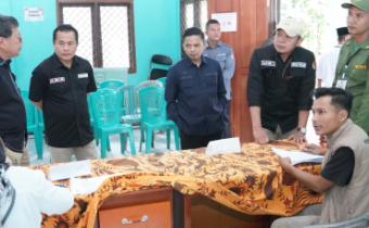 Jajaran Bawaslu RI, Bawaslu Provinsi Riau dan Bawaslu Kabupaten Siak tengah mengawasi pemungutan suara di TPS khusus 902 di RSUD Tengku Rafian Siak