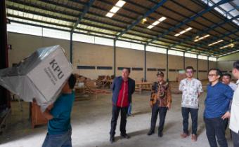 memantau distribusi logistik 