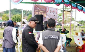 Anggota Bawaslu Totok Hariyono saat meninjau pelaksanaan PSU
