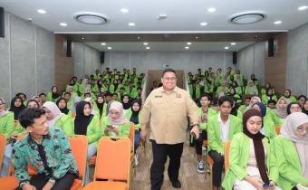menyambut kedatangan mahasiswa UIN Walisongo di gedung Bawaslu.