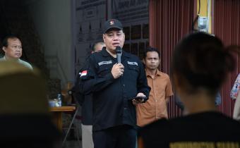 memimpin apel siaga
