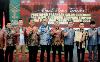 foto bersama ketua dan annggota Bawaslu Provinsi Lampung
