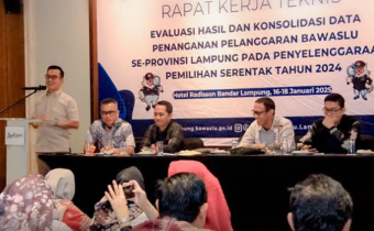 anggota Bawaslu Lampung memberikan penyampaian