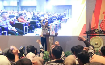 foto pimpinan menyampaikan sambutan