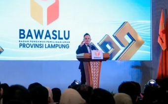 foto pimpinan menyampaikan sambutan