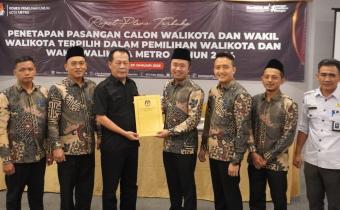 Foto Penyerahan Salinan Putusan KPU Metro