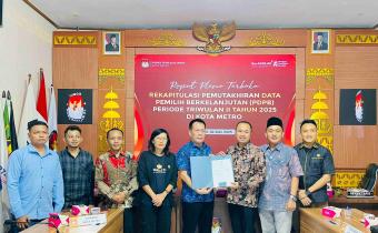 Foto saat penyerahan salinan putusan KPU Metro