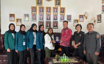 Penyerahan Cinderamata dari Dosen Pembimbing Lapangan (DPL) KKN U M Metro