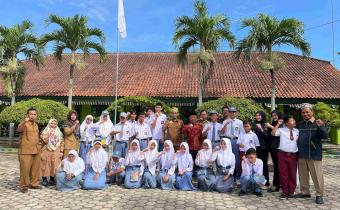 Foto bersama Guru dan Siswa/i SLB Negeri Metro